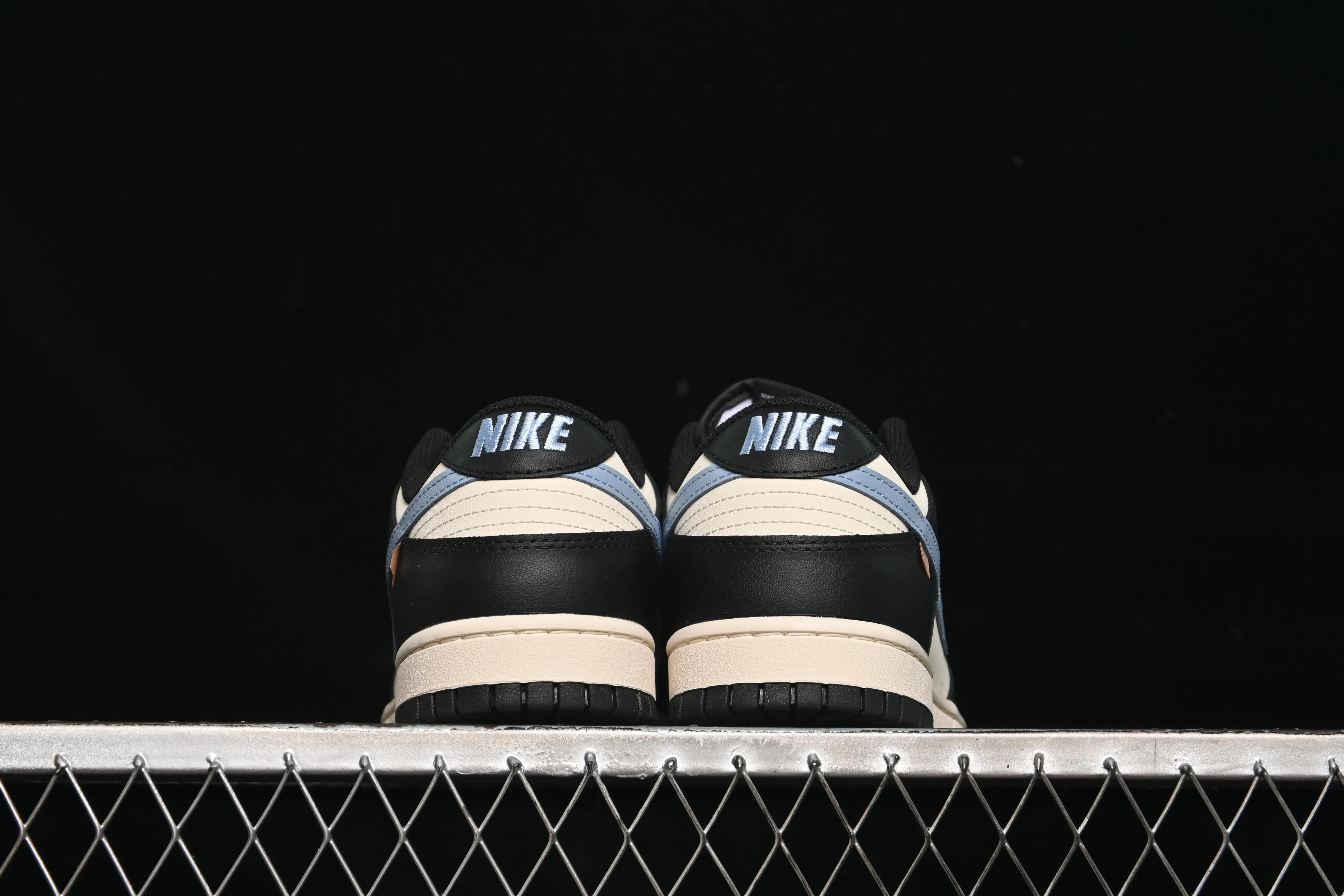 All Categories Nk SB Dunk Series Nk SB Dunk Low Low-top sneakers Nike SB Dunk Low White, black and blue color Low-top casual sneakers DD1391-100